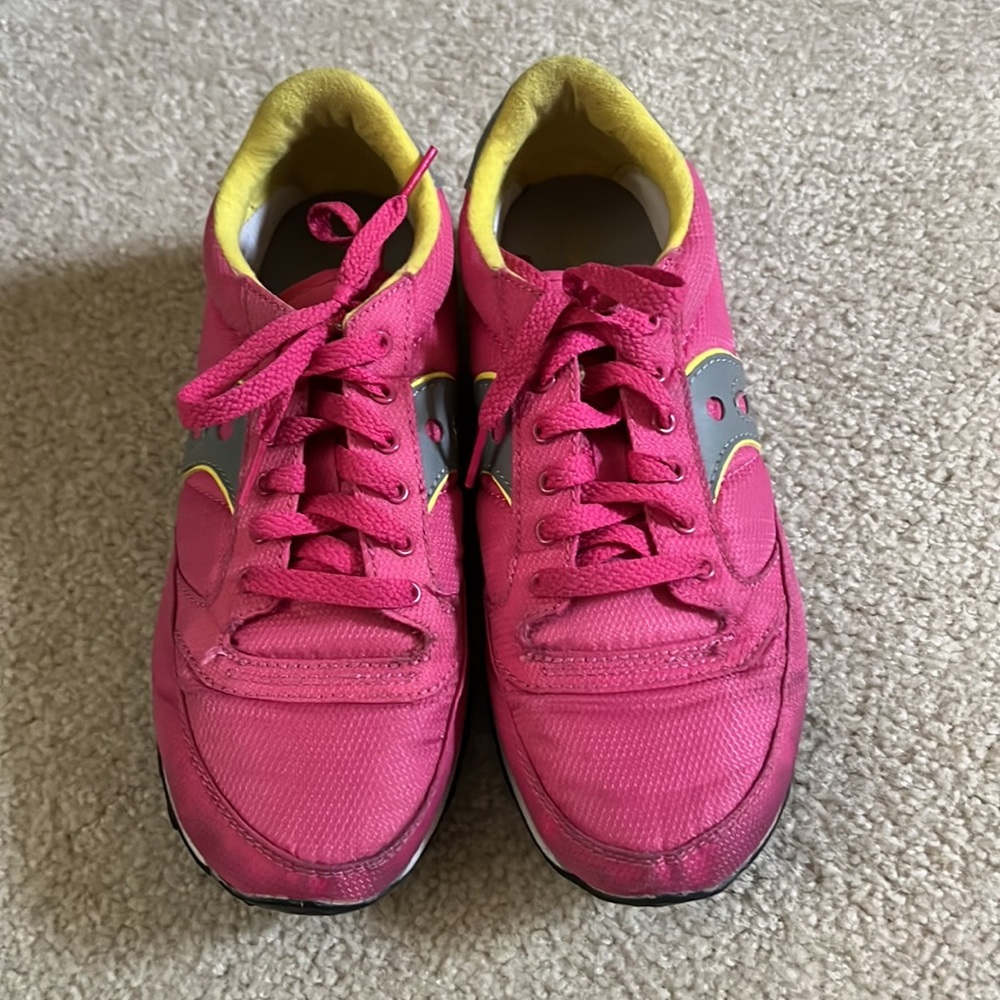 Women’s pink Saucony Jazz